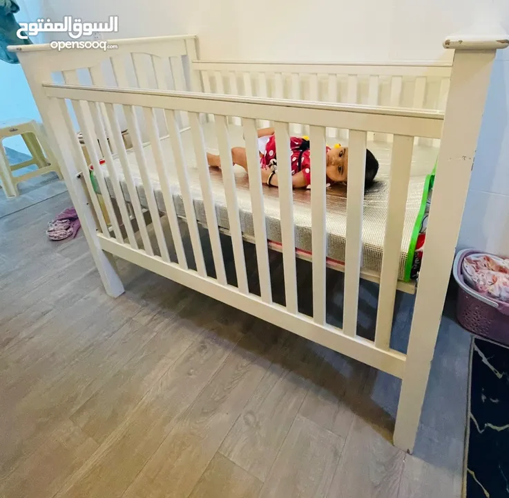 Baby wooden adjustable crib
