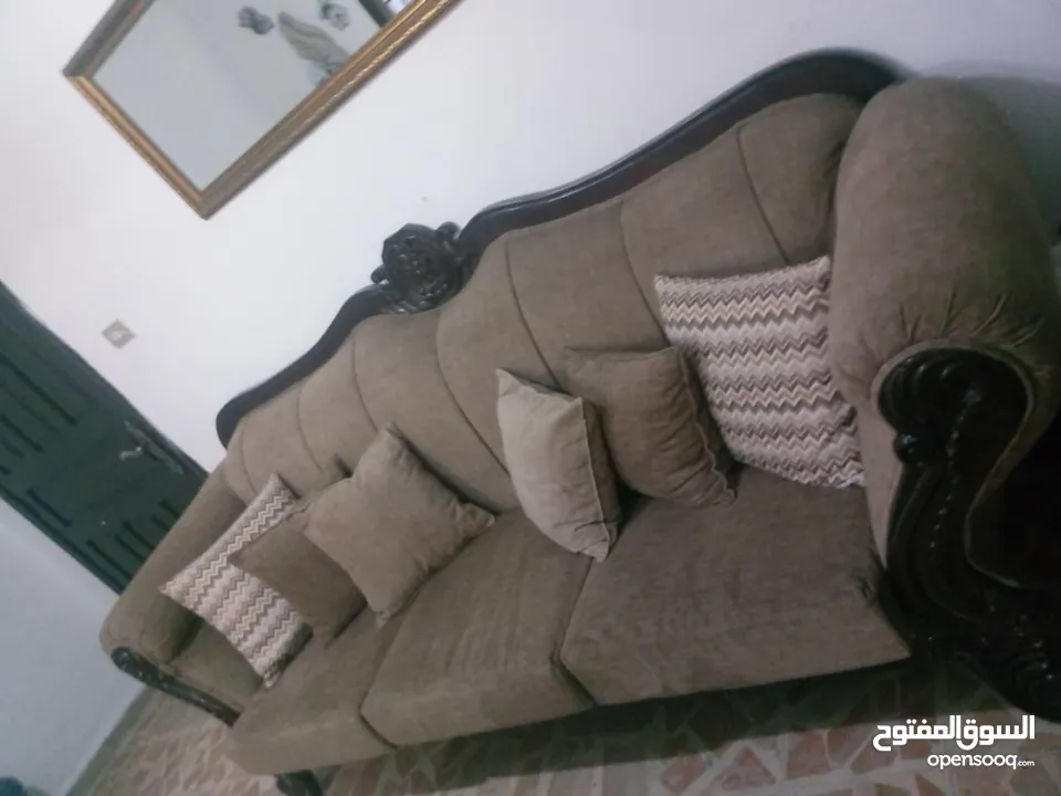 طقم كنب بحال الوكاله للبيع بسعر طري  ممتاز والخشب ميه ميه وجامد