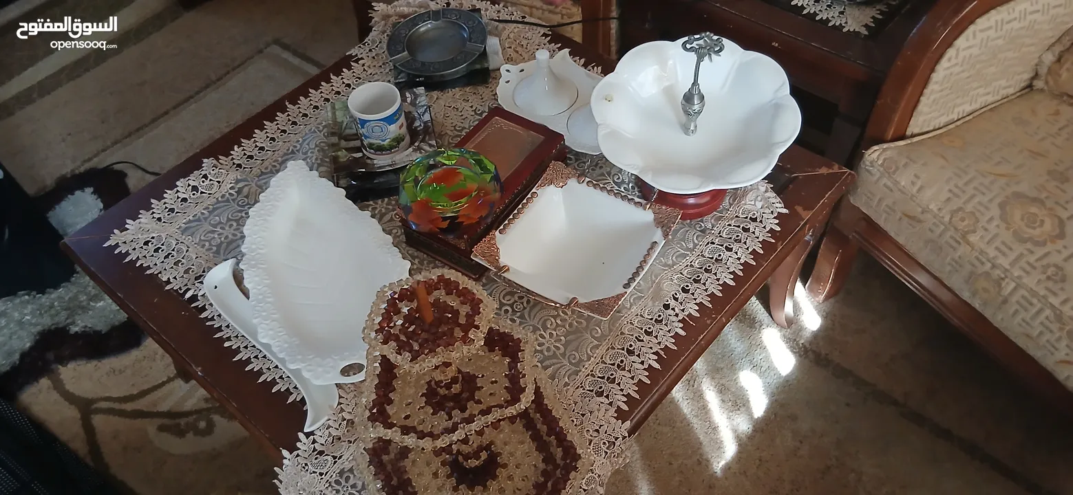 طقم كنب بحالة الوكاله مع طاولات