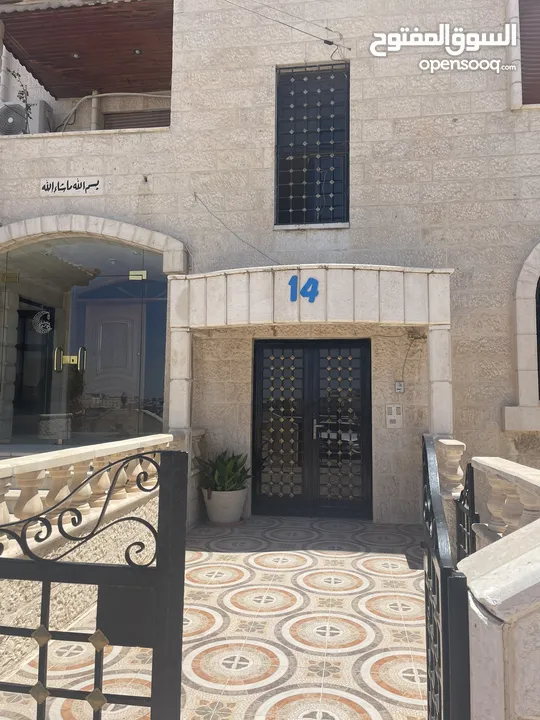 شقة واسعة للإيجار ذات اطلالة في شارع الجامعة