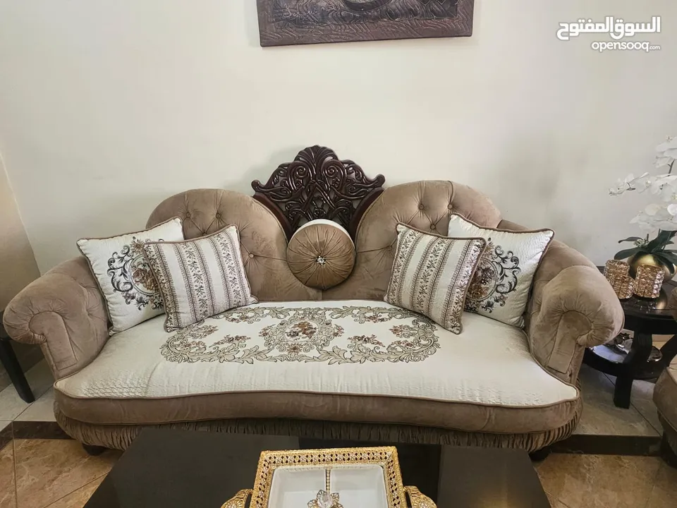 طقم كنب فاخر  جيدد عدد 7 مقاعد