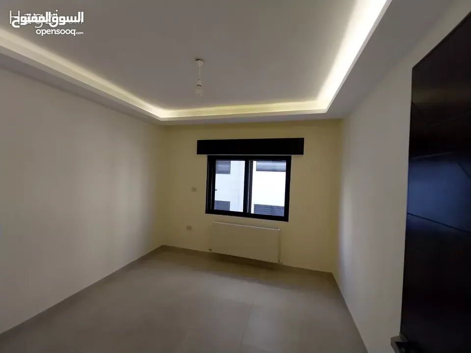 شقه ارضيه مع تراس بناء حديث جدا في طريق المطار ( Property ID : 30138 )