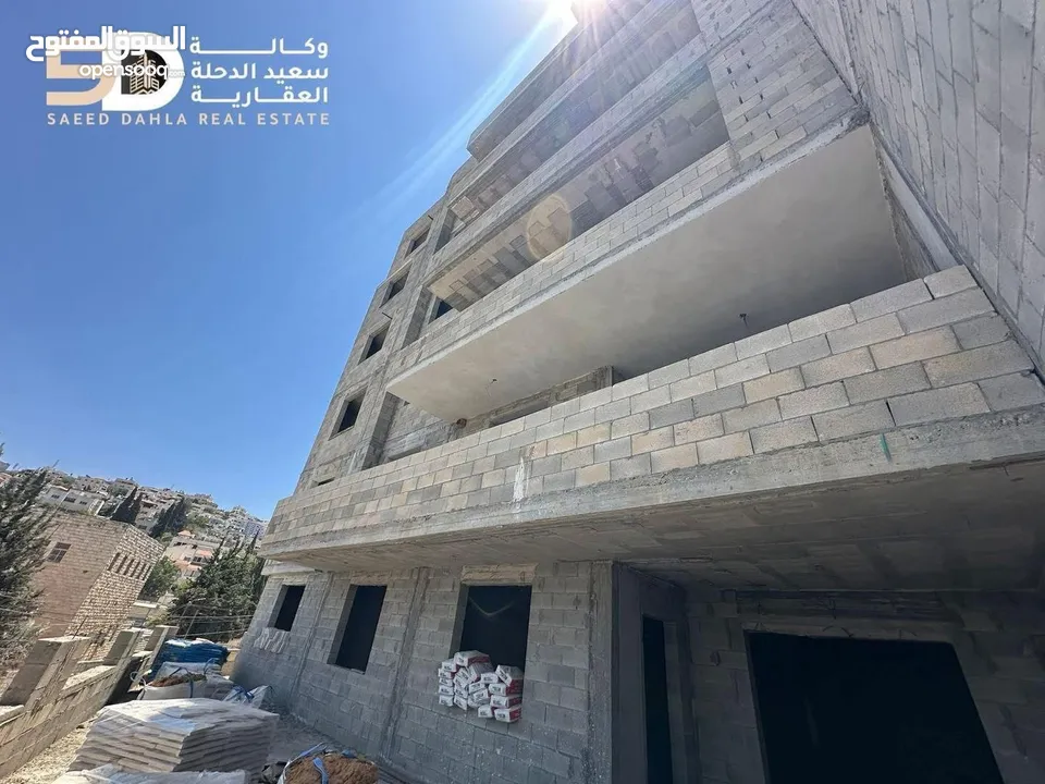 شقة سكنية عظم بمساحة واسعة طابق اول مع ترس بالقرب من وسط البلد مقابل مدرس بنات جنين الثانوية