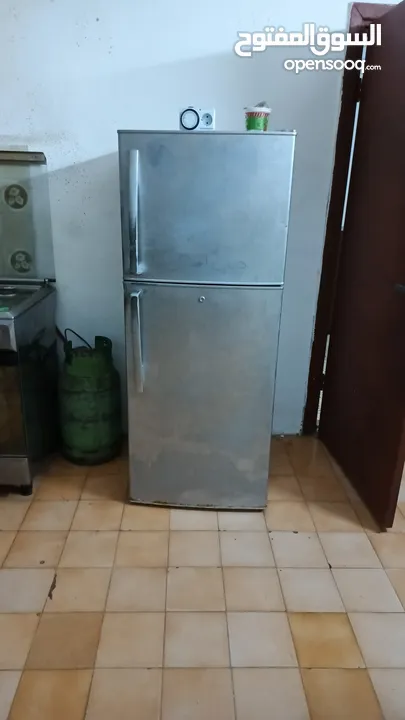 ثلاجة وسط للبيع