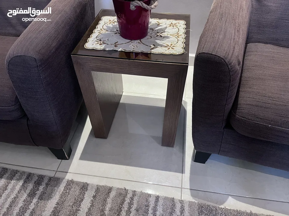 اثاث غرفة جلوس (7 مقاعد وبفة) وطاولات وسط وأدراج تلفزيون وتريد ميل، المعروض قابل للبيع بالطقم منفرد