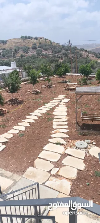 بيت مع حديقة كبيرة
