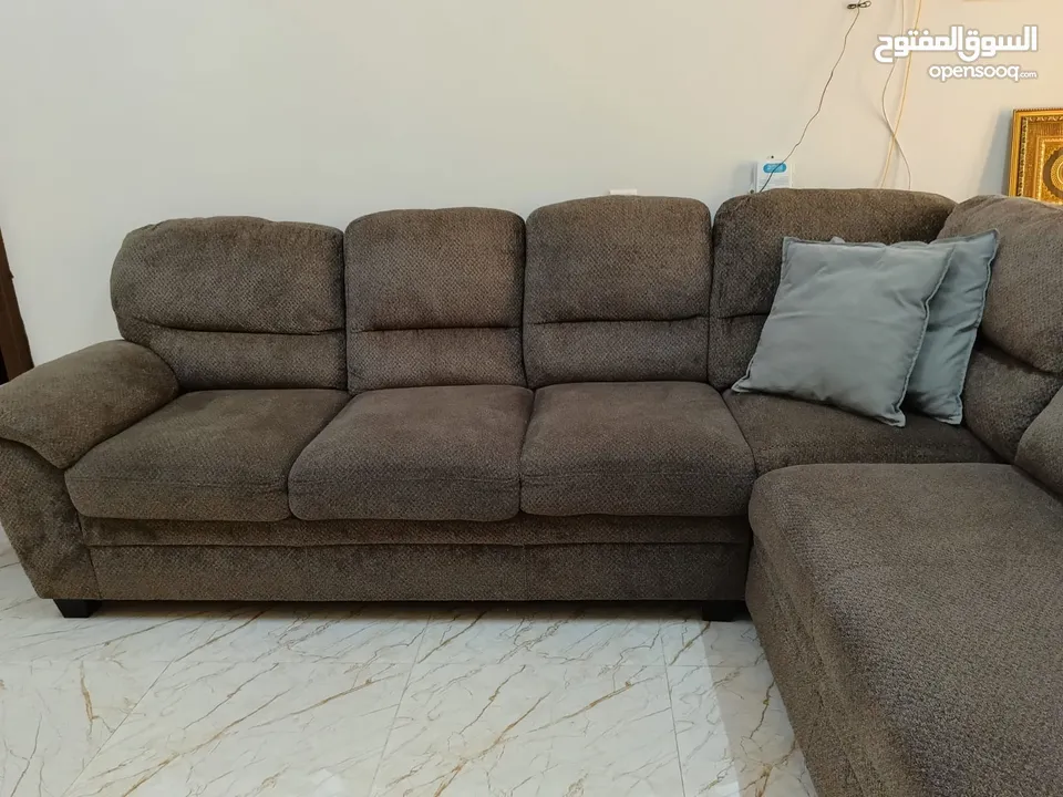 طقم كنب بشكل L بحالة ممتازة   L shape sofa in very good condition