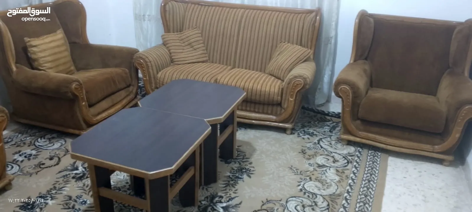 غرفة سبع مقاعد مع سجادة