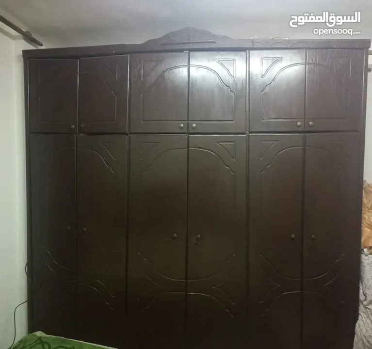 غرفة نوم بحالة جيدة جدا بدون فرشة