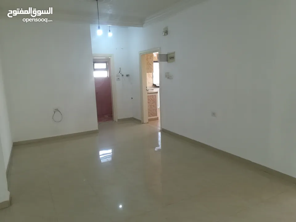 شقة  طابق ثالث للبيع في ضاحية الأمير حسن مساحة الشقة 136 متر مربع 3 غرف 2 حمام مطبخ صالون حرف L