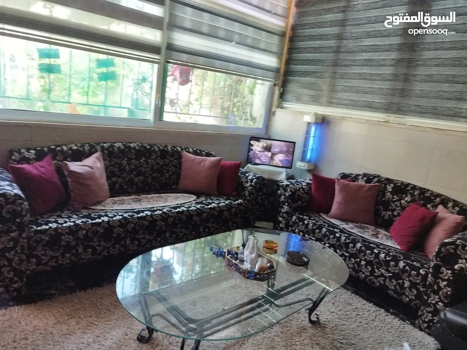 طاولة وسطية معدن وزحاج وتنين جانبيات خشب اسود ايكيا وسجلونتين ثلاثية  بتفتح بكس ثنائية وكرسين انتيكا