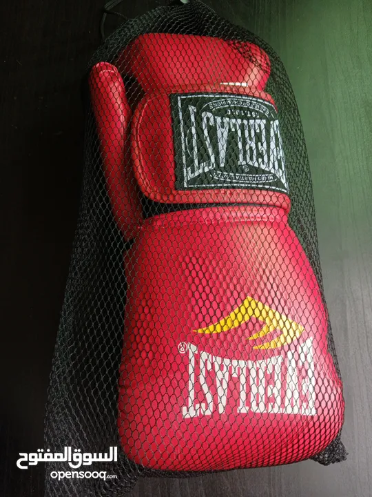 كفوف EVERLAST الأصلية استعمال خفيف جدا جدا بحالة الوكالة للبوكسينغ و الكثيير من الرياضات ...........