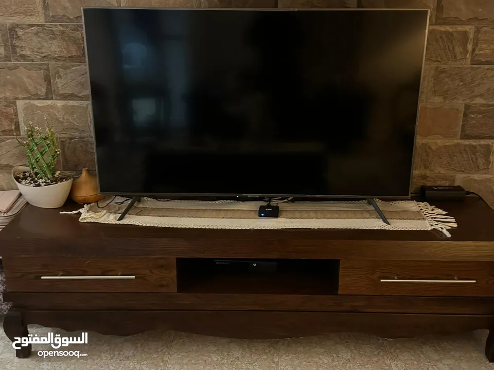 طقم كنب تركي بحاله ممتازه طاولة سفره + 8 كراسي بتفتح الى 220سم بوفيه زان طاولو وسط زان مزنون زان