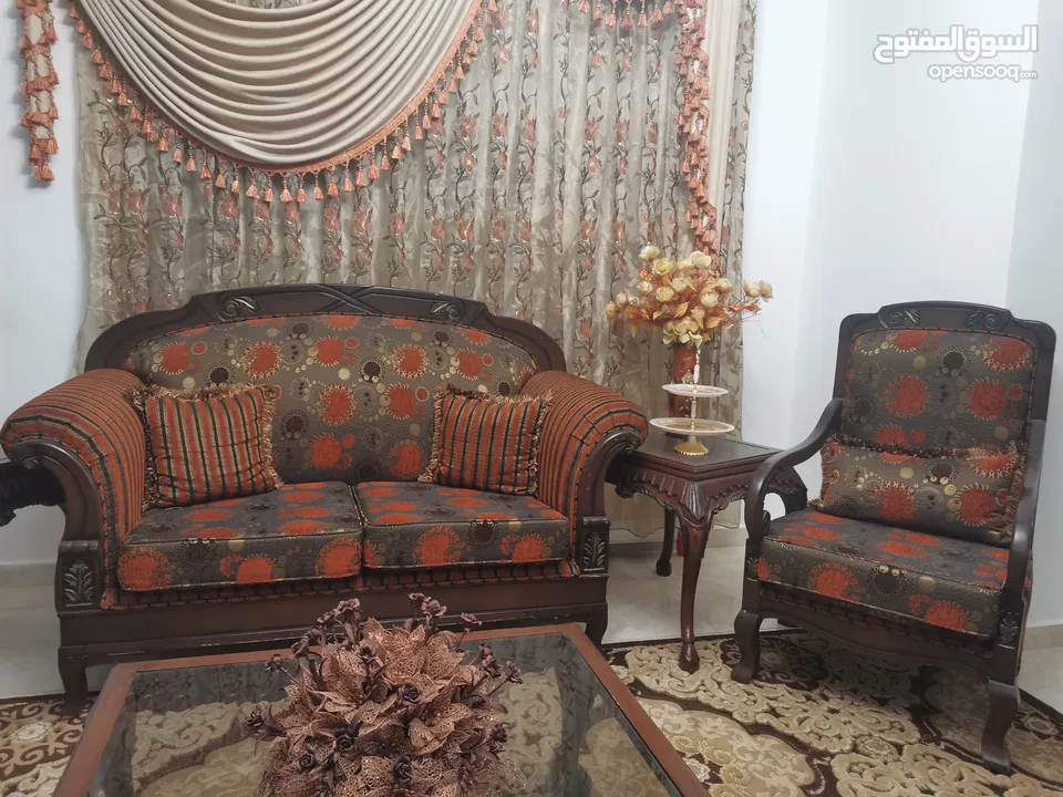 طقم كنب زان بحالة الوكالة بسعر مغري