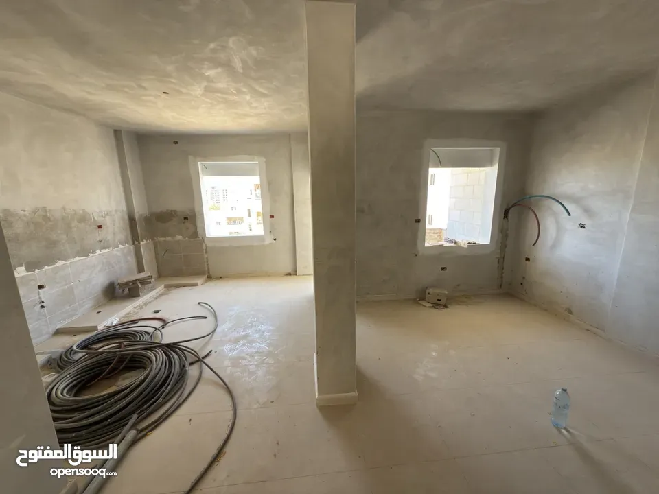 شقة أرضية بإطلالة مفتوحة وتشطيب مؤسس — فرصة لتصميم لمساتك الخاصة!