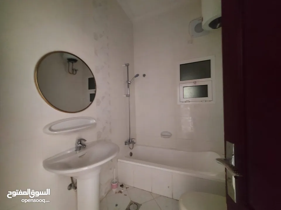5 Bedrooms Villa for Rent in Madinat Sultan Qaboos REF:997R