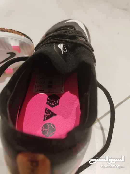 حذاء كرة قدم نايكي فانتوم جديد غير مستخدم