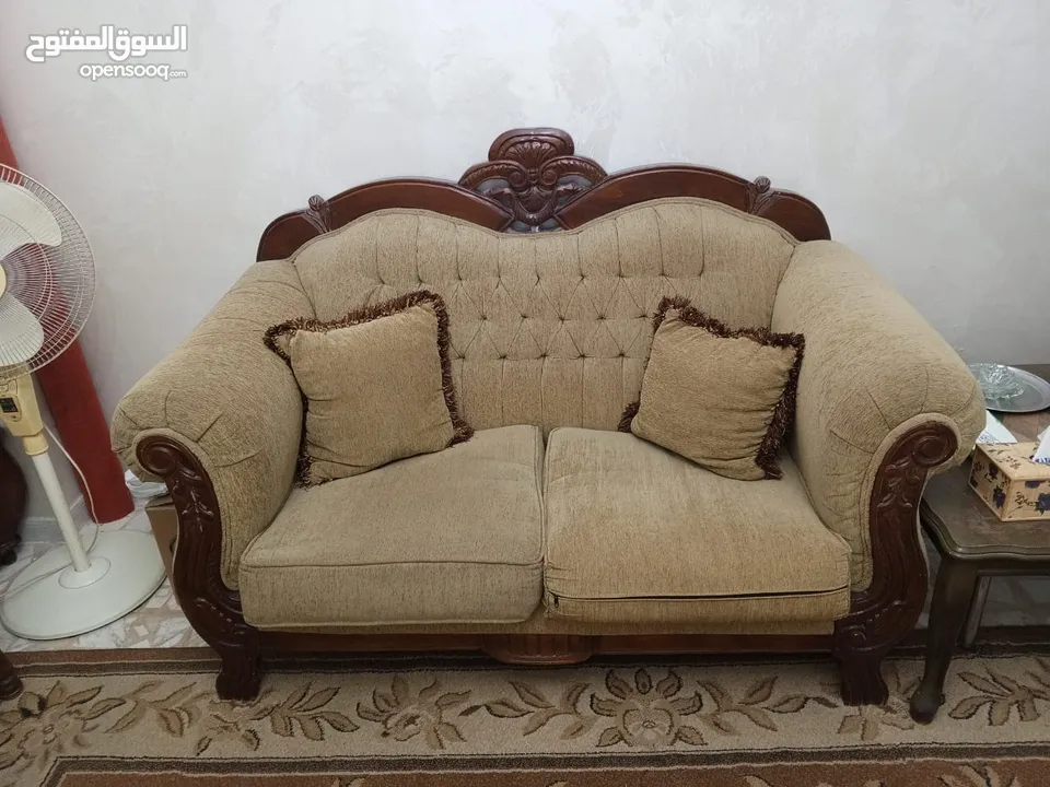 طقم كنب مستعمل بحاجة قشاطات وخياطة القماش وتنظيف  للبيع بسعر مناسب
