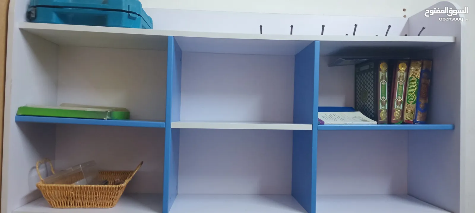 مكتب دراسه مع رأسيه و 6 رفوف وثلاث ادراج