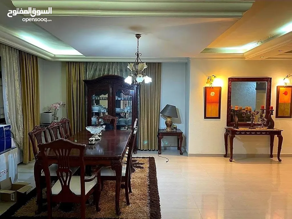 شقة في عمارة طابق اول ارضي مطل عالشارع مباشرة