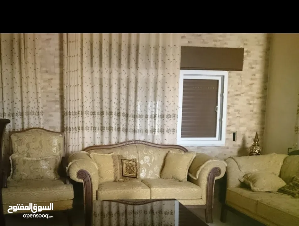 طقم ضيوف حفر  للبيع عدد 8 لون ذهبي بارد  مستعمل  استعمال بسيط السعر قابل للتفاوض  الطقم لا يوجد معه