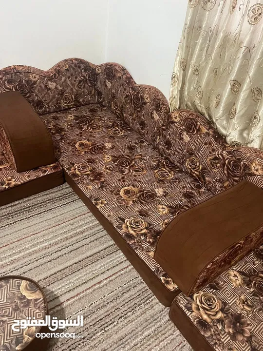 جلسه ارضيه اربع فرشات مع مساند ومراكي وطاوله وسط