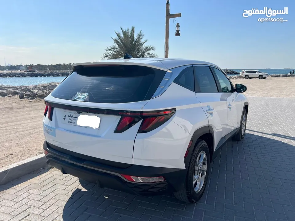 Hyundai Tucson SE. 2022 White FWD 2.5 L  like new