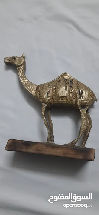 جمل نحاس أثري منحوت عليه النحت الاشوري للبيع اقرأ الاعلان