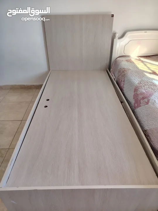 تخت عدد 2 واحد بصندوق مع بيرو وكمودينه
