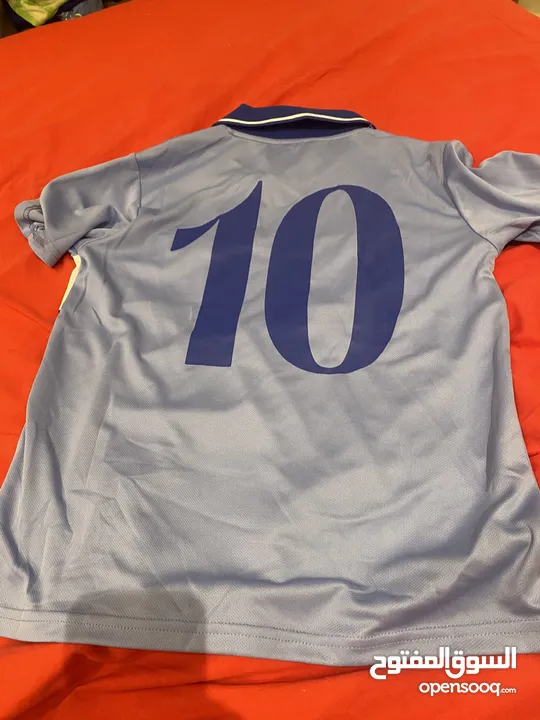 Athletica shirt number 10