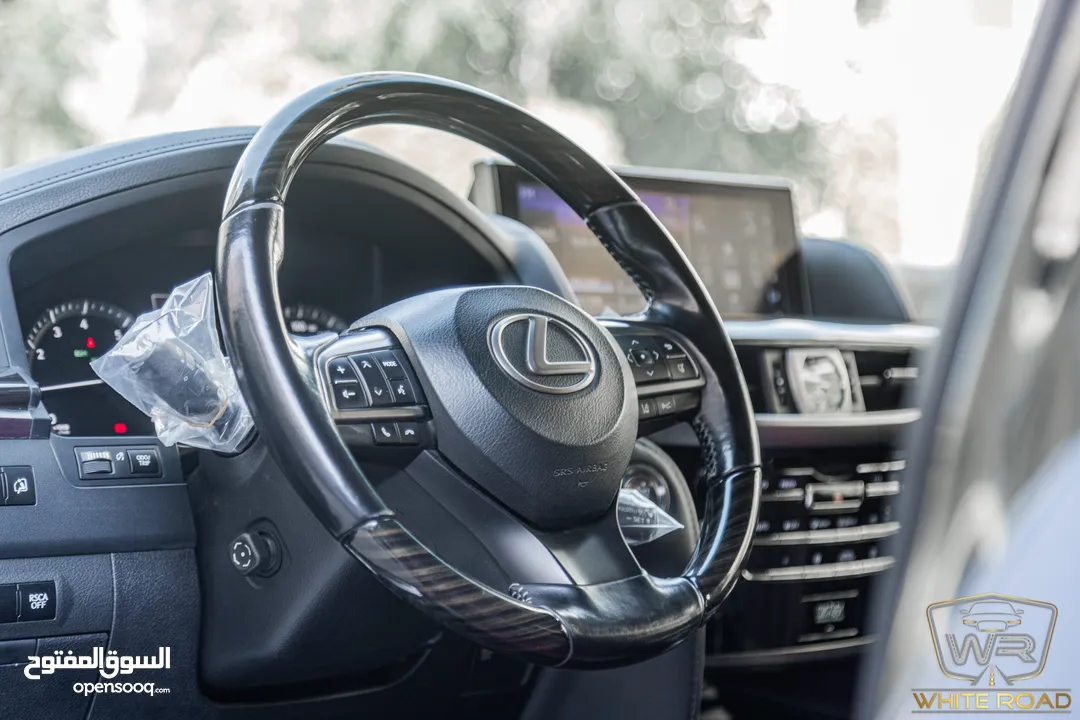Lexus Lx570s 2019   السيارة وارد الشركة و قطعت مسافة 123,000