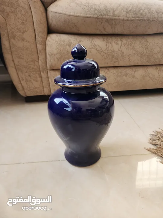 فاز انتيك قديمه لون ازرق رسمة طاووسين مذهبين يوجد كسر خفيف غير مؤثر على الشكل العام(نوادر)