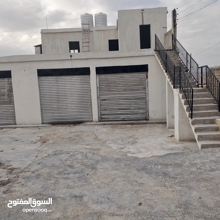 مخازن صناعات خفيفة عدد2 بالإضافة إلى  غرف خدمات عدد2
