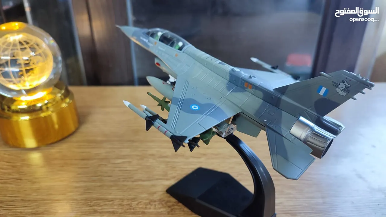 نموذج طائرة حديد F16