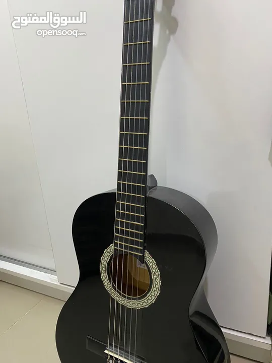 قيتار اسود للبيع من ماركه melody معه شنته سوداء للبيع بسعر 40 دينار الموقع اربد