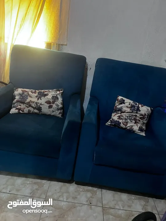 طقم كنب للبيع ، غير مدعوك لا يوجد في الخشب اي كسور ولا تمزق بالقماش معه ركايات ظهر عدد 5 ممتازات
