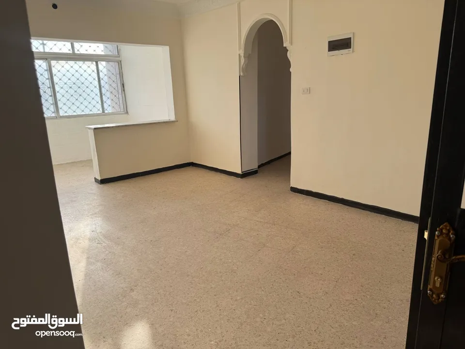 شقة طابقية مطلة للبيع بسعر مغري واصل جميع الخدمات موقع استراتيجي