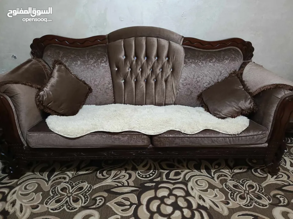 طقم كنب سبع مقاعد مع الطولات