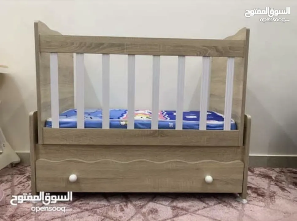 سرير بيبي هزاز مع درج تخزين اسفل التخت بحالة الجديد