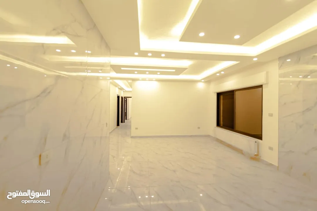 شقة للبيع طابق اول مساحة 215متر في المدينة الرياضية ضاحية الرشيد خلف مختار مول بلقرب من مجمع الروضة.