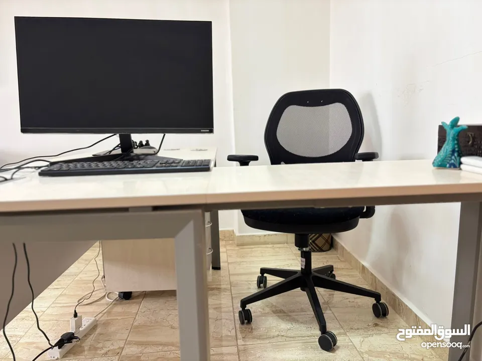 باكج مكتبي متكامل للبيع – مكتب واسع + كرسي + شاشة Samsung 27” بحالة ممتازة