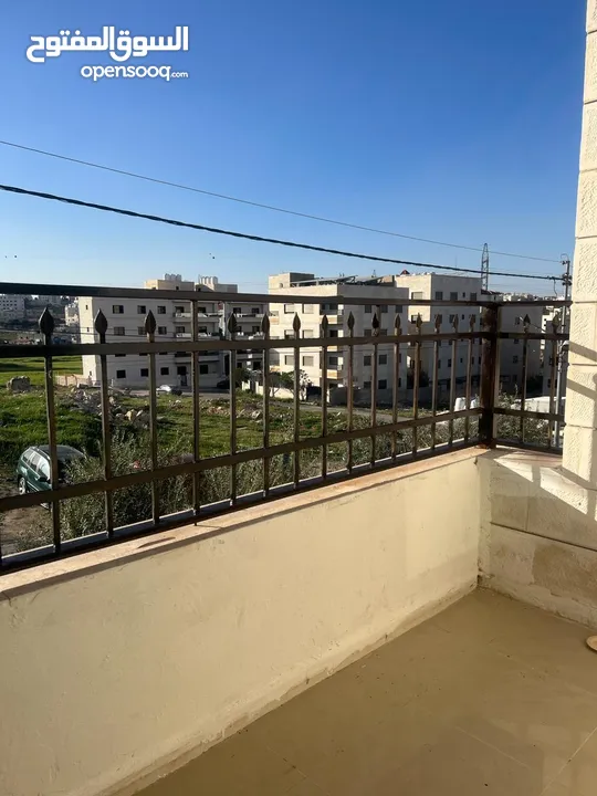 شقة للايجار البنيات قرب مدرسة الحضارات طابق ثاني مساحة 100م