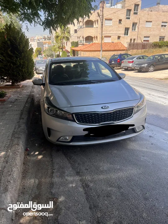 كيا K3 2018 صالون سيدان للبيع فل ما عدا الفتحه لون سيلفر