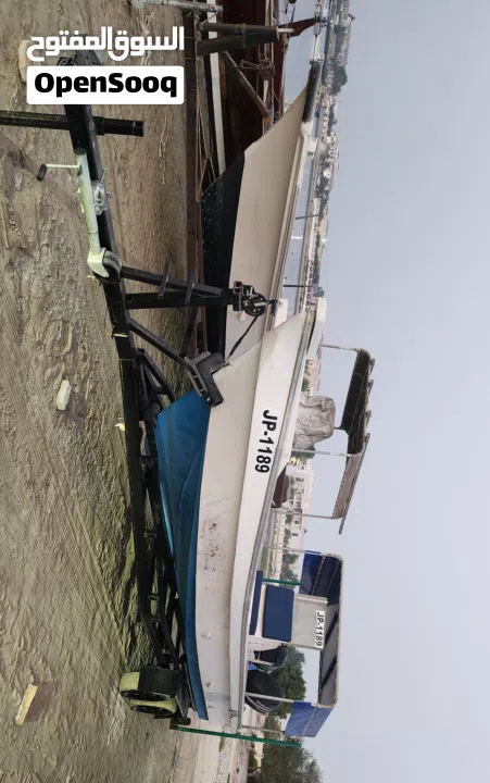 للبيع قارب 28 قدم مع مكينتين ياماها