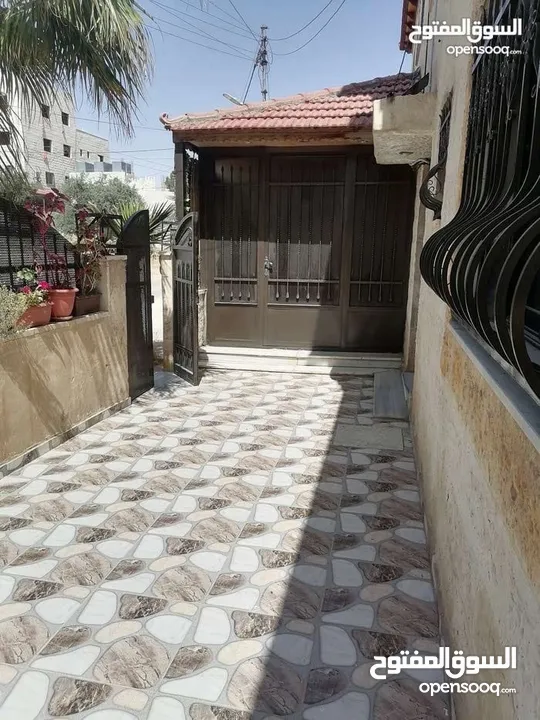 منزل شبه مستقل للايجار في منطقة ابو علندا قرب دوار المستندة ( الرقيم )