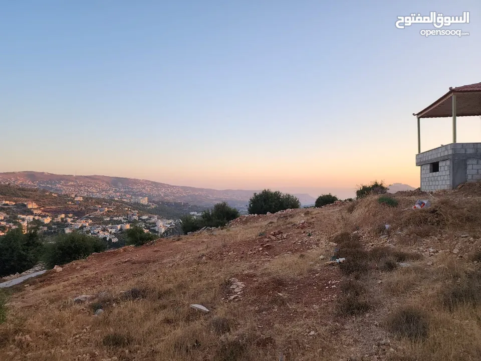 قطع سكنيه (سكن ج ) منطقه(عين جنا/ عجلون) وسط البلد،مرتفعه واطلاله جميلة على القلعة واصل جميع الخدمات