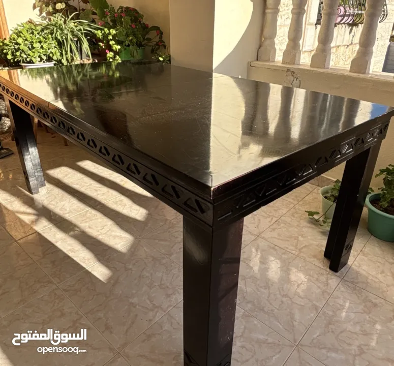 طاولة سفرة ثقيلة بحالة ممتارة