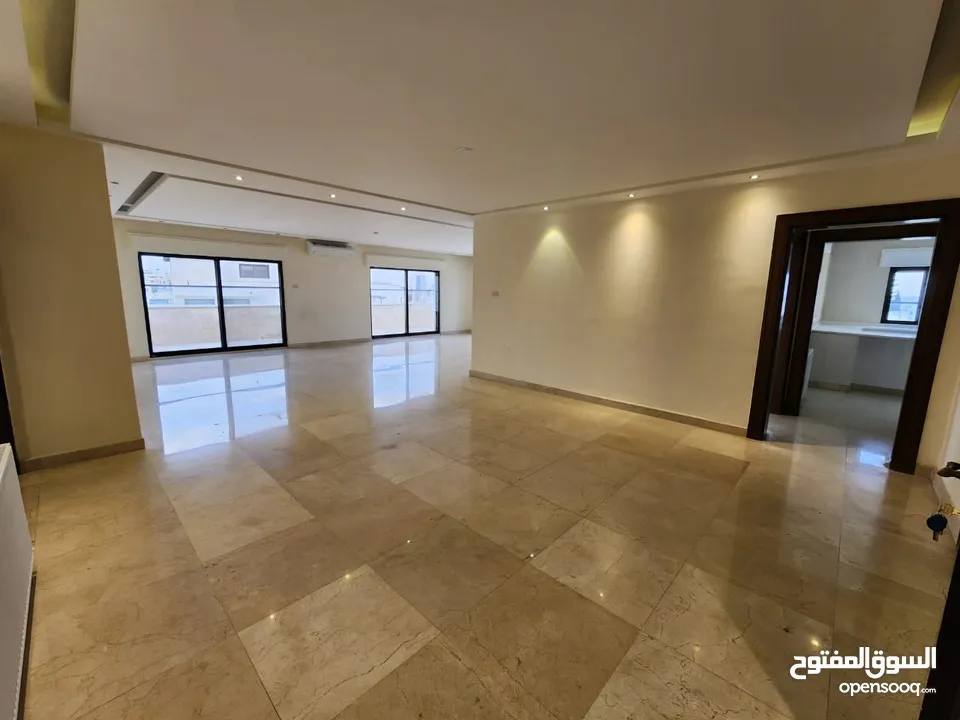 روف فارغ للإيجار في عبدون - ref : 14453