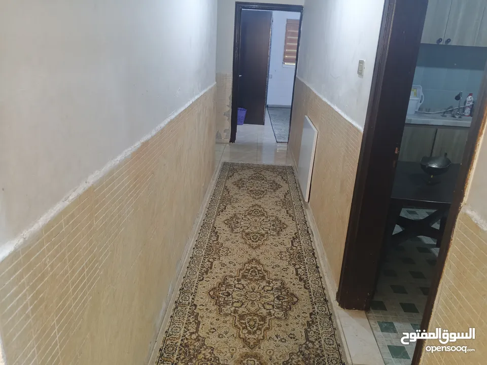 شقه مفروشه  طابق ارضي  بالزرقاء جبل طارق   قريبة من الخدمات