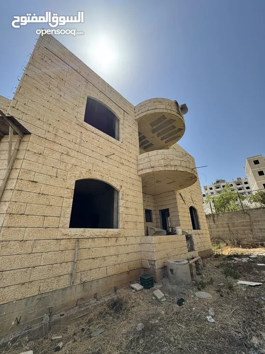 ورشة مكونة من طابقين مع ارض للبيع